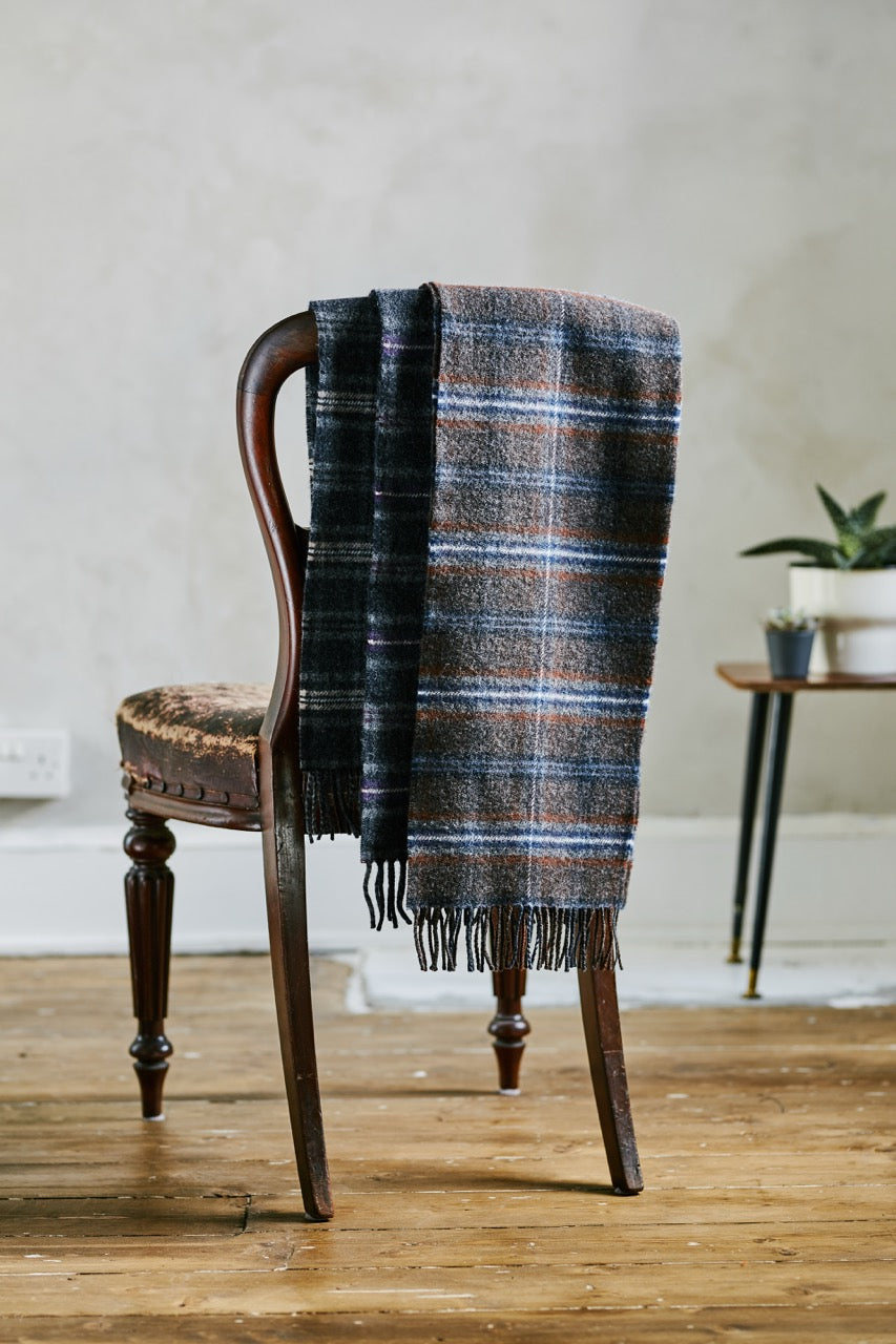 8YARDS Men’s CaddieBee Typography 8 Yards Scotland | Timeless Scottish Menswear Since 1991 | Kilts