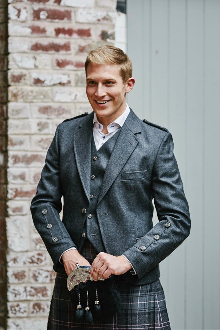 8YARDS Men’s CaddieBee Typography 8 Yards Scotland | Timeless Scottish Menswear Since 1991 | Kilts